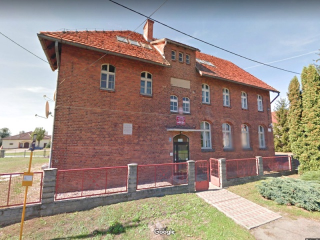 Po akcji strażackiej w przedszkolu w Łowkowicach. Rodzice odebrali część dzieci, a resztę zawieziono do Kujakowic