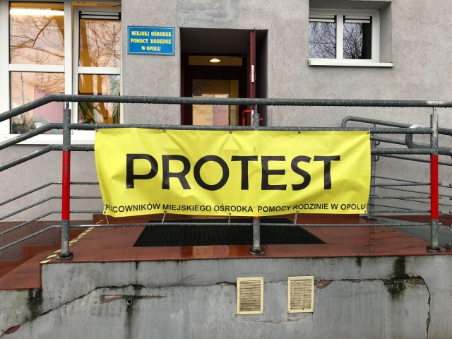 Chcemy zarabiać godnie. Pracownicy Miejskiego Ośrodka Pomocy Rodzinnie w Opolu nadal protestują