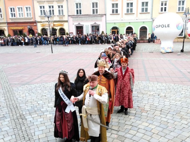 Kto zatańczy, ten zda. Tradycyjny polonez na Rynku w Opolu znów przyciągnął setki maturzystów