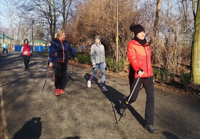 Miłośnicy nordic walking spacerowali po Bolko. W Opolu ruszyła akcja Chodzę Bo Lubię