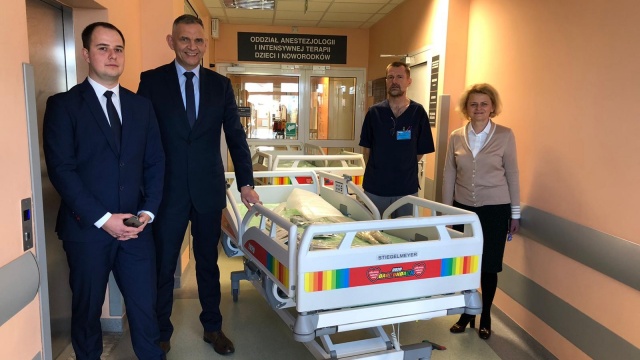 Uniwersytecki Szpital Kliniczny w Opolu otrzymał nowy sprzęt. Dwa specjalistyczne łóżka przekazała WOŚP