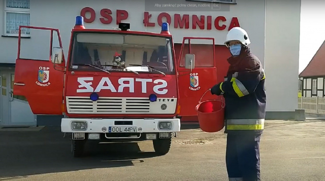 Zostań w domu - polej dalej. Akcja strażaków z OSP w Łomnicy