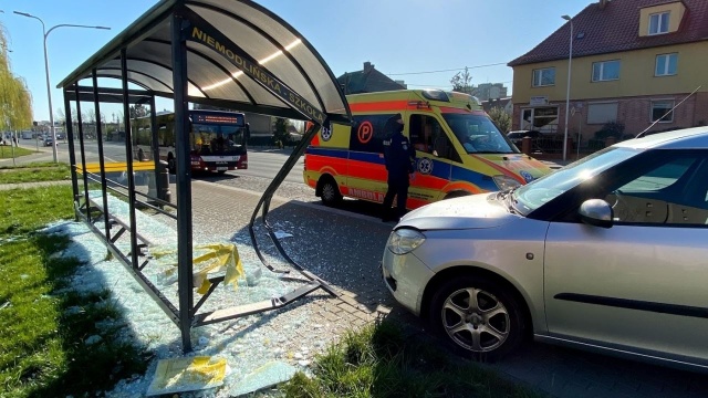Opole: samochód wjechał w przystanek przy Niemodlińskiej. Obyło się bez poszkodowanych