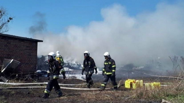 Pożar na składowisku opon w Bierawie. Na miejscu pracuje 10 jednostek straży pożarnej