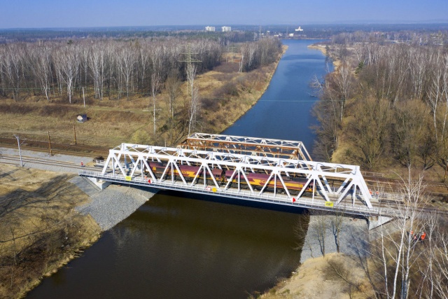 Kędzierzyn-Koźle: pociągi towarowe jadą już nowym mostem. Jest szybciej i bezpieczniej