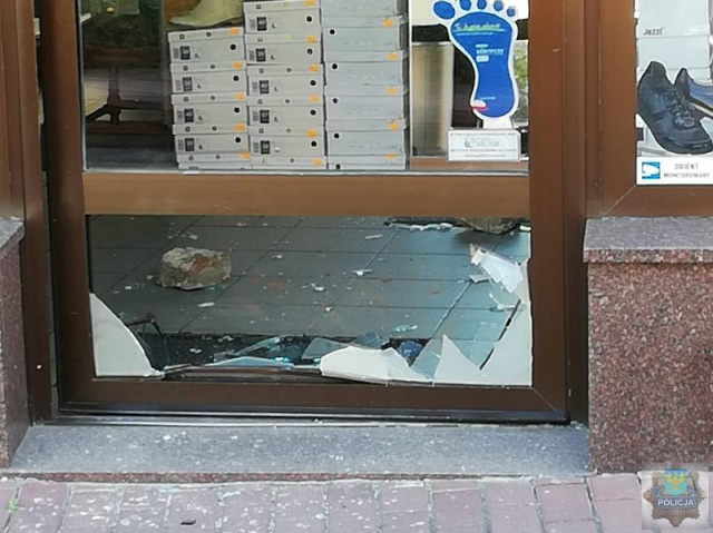 Olescy policjanci zatrzymali włamywacza. Okradł sklep obuwniczy