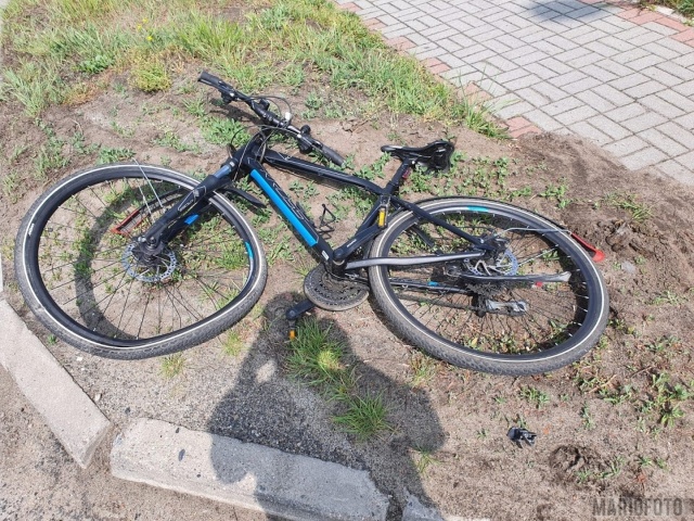Wypadki na opolskich na drogach. Potrącenie rowerzysty w Czarnowąsach, zderzenie dwóch aut w Pisarzowicach na DK 39