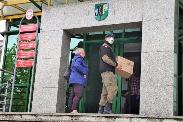 Płyn do dezynfekcji dla 42 opolskich samorządów. Przewieźli go żołnierze 10 Opolskiej Brygady Logistycznej