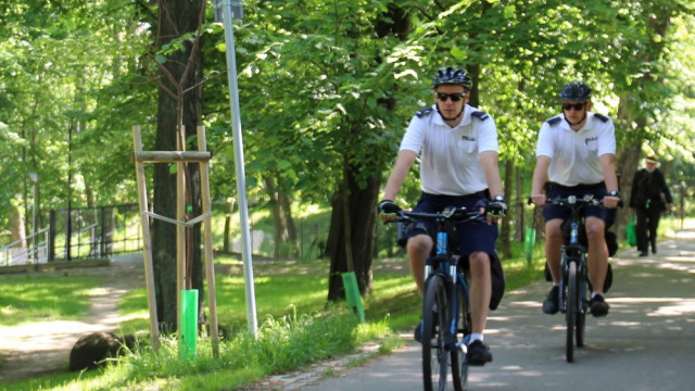 Policjanci na rowerach ponownie patrolują Brzeg. Można ich spotkać nie tylko w parkach
