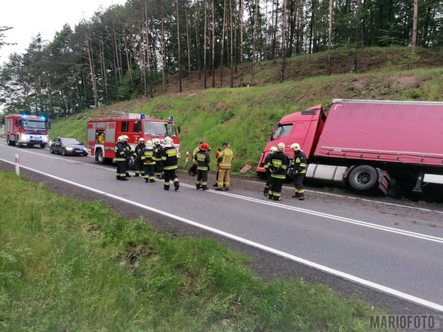 Utrudnienia w ruchu na DK 46 Opole - Nysa. W Malerzowicach Wielkich przewrócił się samochód ciężarowy
