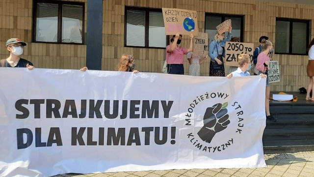 Edukacja klimatyczna kluczem do ekologicznej kondycji świata. Aktywiści MSK protestowali w Opolu