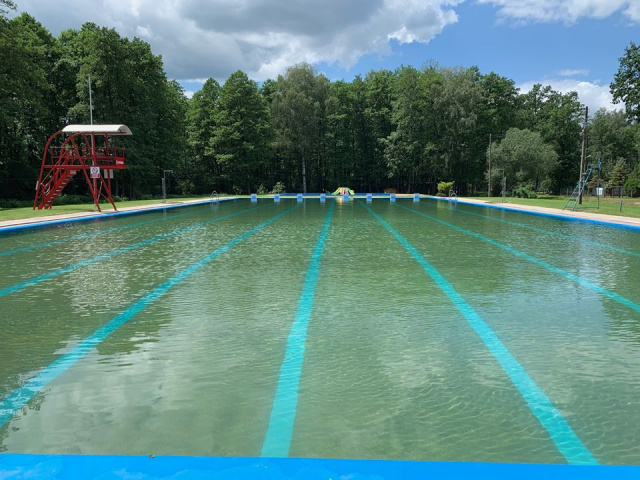 Dzieci i młodzież dojadą bezpłatnie do basenu w Bąkowie. Po cztery kursy dziennie w słoneczne i gorące dni