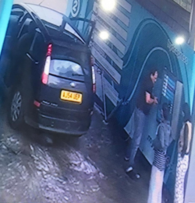 Policja poszukuje mężczyzny, który włamał się do skrzynki na pieniądze w myjni samochodowej w Krapkowicach