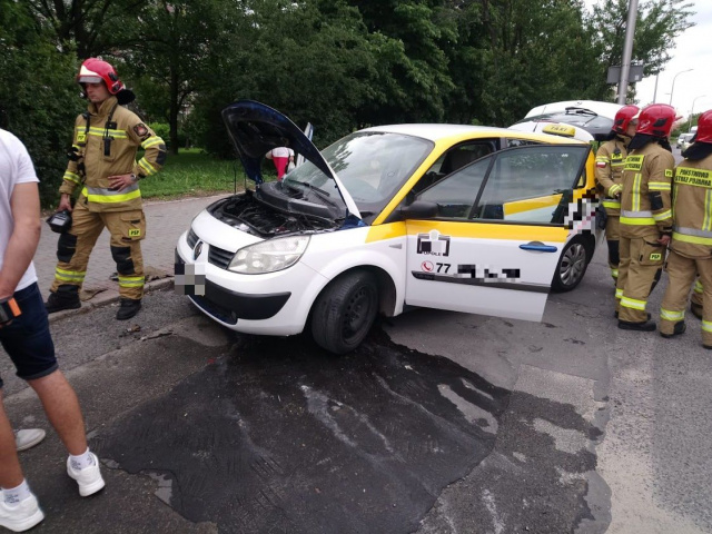 Opole: taksówka zapaliła się w trakcie jazdy. Strażacy pomogli kierowcy ugasić pożar