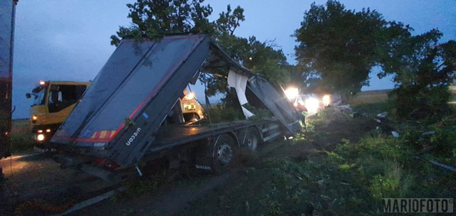 Śmiertelny wypadek w Sidzinie. Kierowca ciężarówki zjechał z drogi i uderzył w drzewo