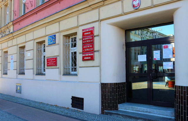 Monitoring pomógł zidentyfikować wandali, którzy obrzucili kamieniami drzwi Urzędu Miejskiego w Głuchołazach