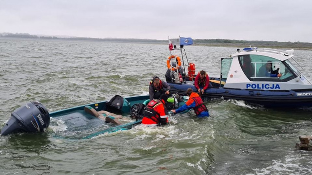 WOPR-owcy i policja wydobyli łódź, która zatonęła na Jeziorze Otmuchowskim. W jednostce znajdowało się paliwo, które mogło skazić wodę