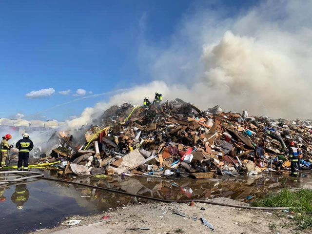 Pożar na wysypisku śmieci w Kędzierzynie-Koźlu. Przyczyny nie są jeszcze znane