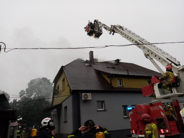 Piorun uderzył w dom jednorodzinny w Krotoszynie. Skutki: 12 godzin akcji strażackiej, ćwierć miliona złotych strat