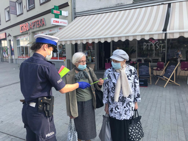 Opolscy policjanci uczyli mieszkańców, jak prawidłowo nosić odblaski, aby być widocznym