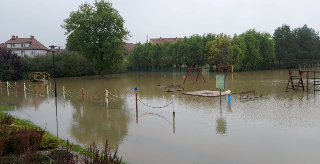 W gminie Krapkowice zalane tereny zielone, plac Eichendorffa w Krapkowicach i dwa domy w Żywocicach