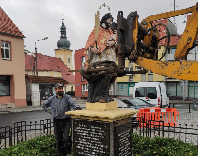 Figura św. Jana Nepomucena z Leśnicy przejdzie renowację w pracowni ASP w Tychach