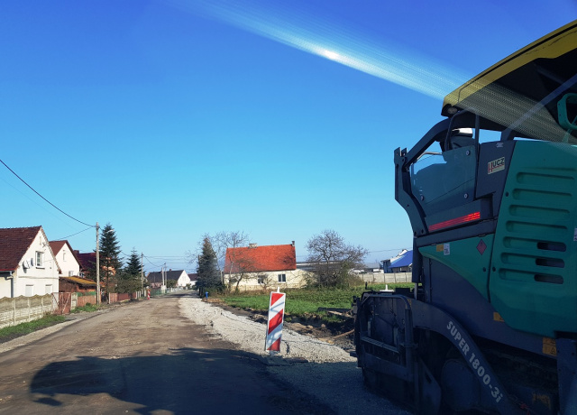 1,8 miliona złotych z Rządowego Funduszu Inwestycji Lokalnych remont drogi w gminie Reńska Wieś