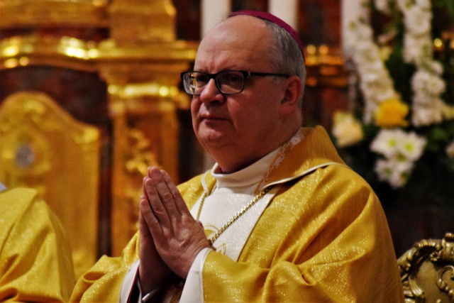 Biskup Czaja składa życzenia wielkanocne. Są także odniesienia do wojny w Ukrainie [FILM]