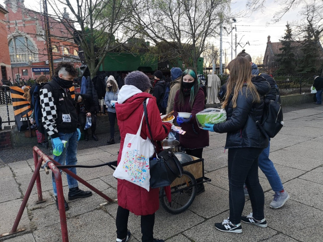 Przed opolskim dworcem ruszyła akcja Jedzenie Zamiast Bomb. Społecznicy dzieli ciepłym posiłkiem, odzieżą i środkami do higieny