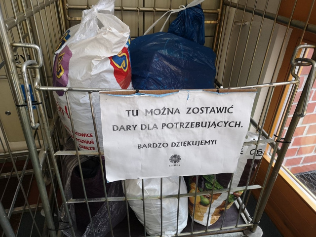 Opolska Caritas prowadzi zbiórkę odzieży na zimę dla osób bezdomnych i potrzebujących