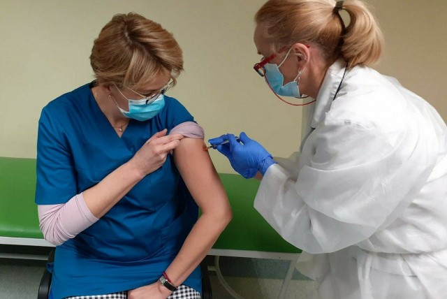 W głubczyckim szpitalu rozpoczęły się szczepienia przeciw SARS-CoV-2. Jest to obecnie jedyna opcja, żeby tego wirusa się pozbyć, żebyśmy wrócili do normalności
