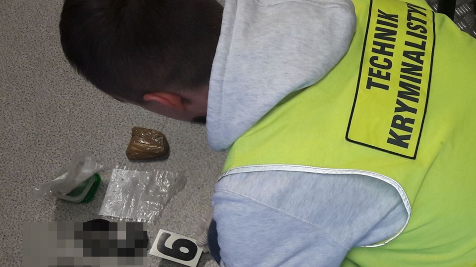 Policjanci znaleźli kilkadziesiąt porcji narkotyków [fot. KPP Namysłów]