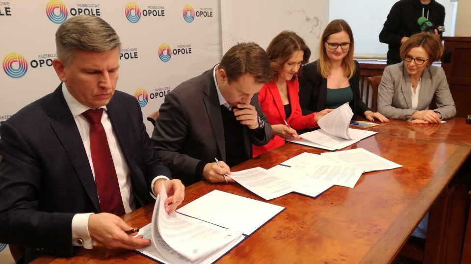 Podpisanie umowy między Opolem a firmą Sprint [ fot.P.Wójtowicz]