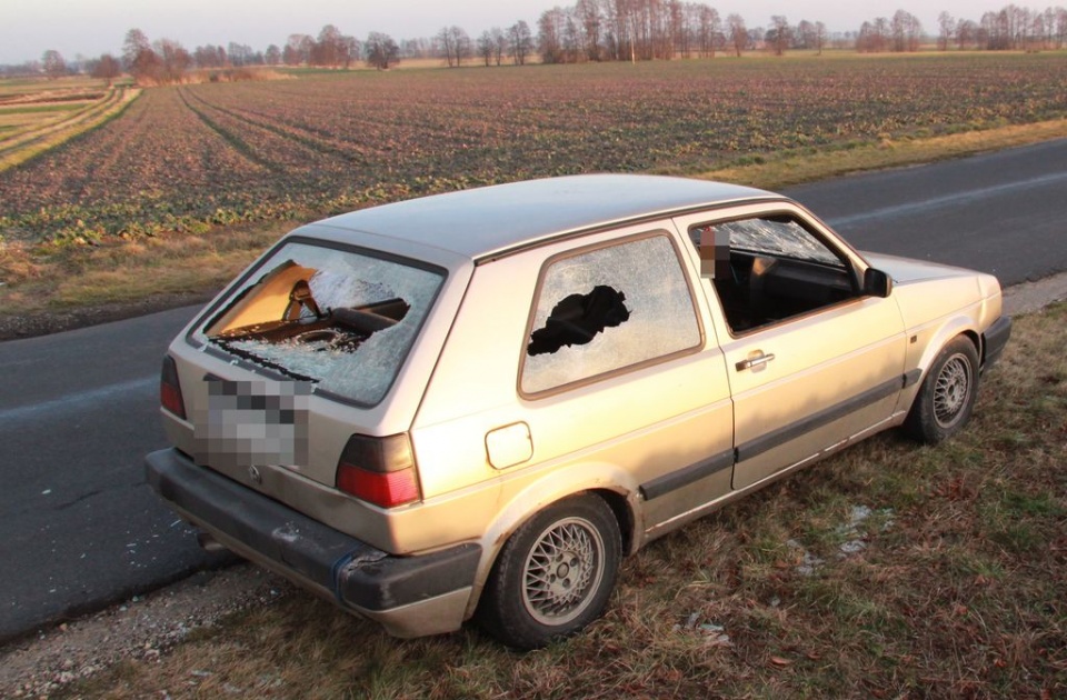 Zniszczono pozostawiony na poboczu samochód (fot. Policja)