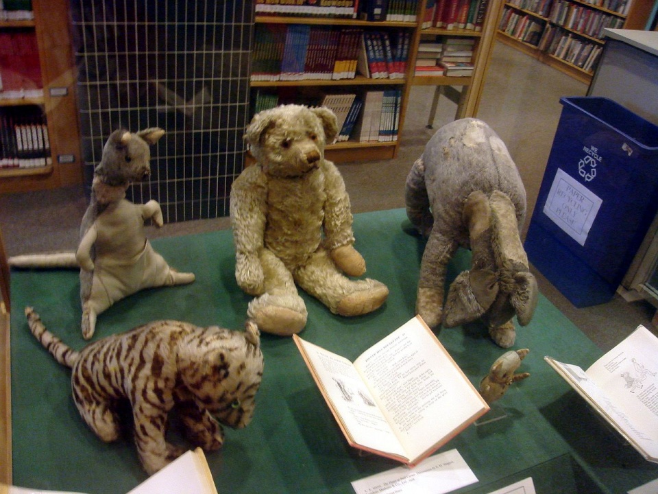 Zabawki stanowiące pierwowzór Kubusia Puchatka i jego przyjaciół (fot. https://pl.wikipedia.org/wiki/Kubu%C5%9B_Puchatek)