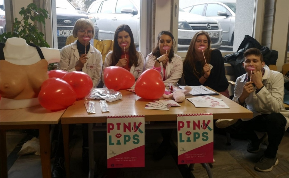 Akcja Pink Lips na Uniwersytecie Opolskim [fot. Katarzyna Doros]