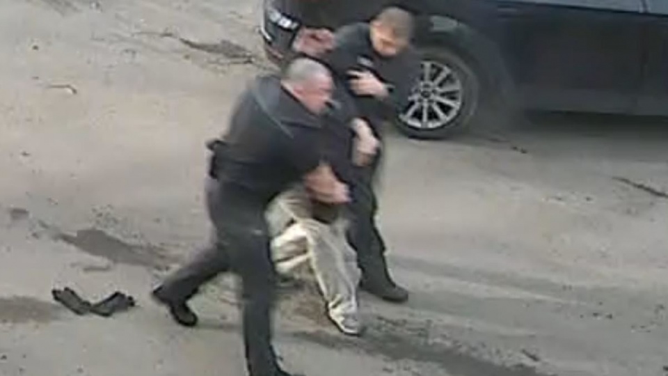 Mężczyzna został zatrzymany przez funkcjonariuszy słuzby więziennej [fot. monitoring ZK Nysa]