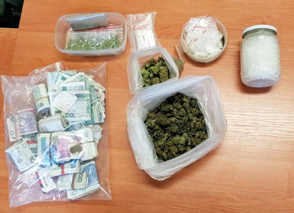 Ponad pół kilo "towaru" znaleźli policjanci w domu 45-letniego mieszkańca Głogówka [fot. policja]