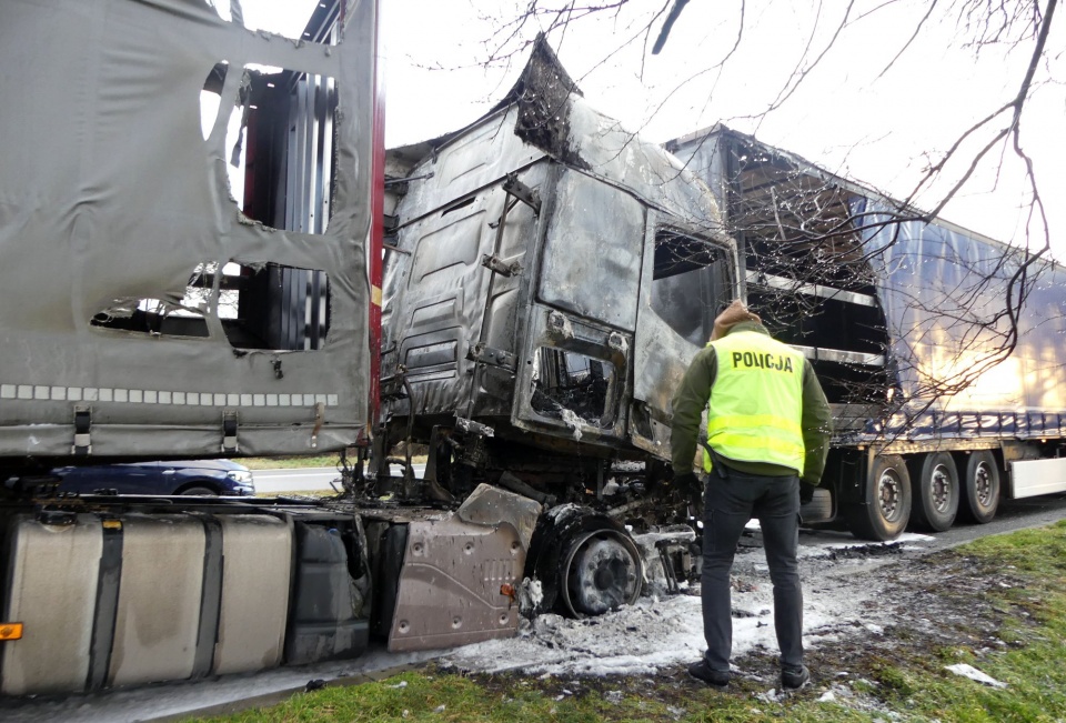 Ktoś podpalił 3 ciężarówki na obwodnicy Lubrzy. Policja szuka świadków [fot. policja]