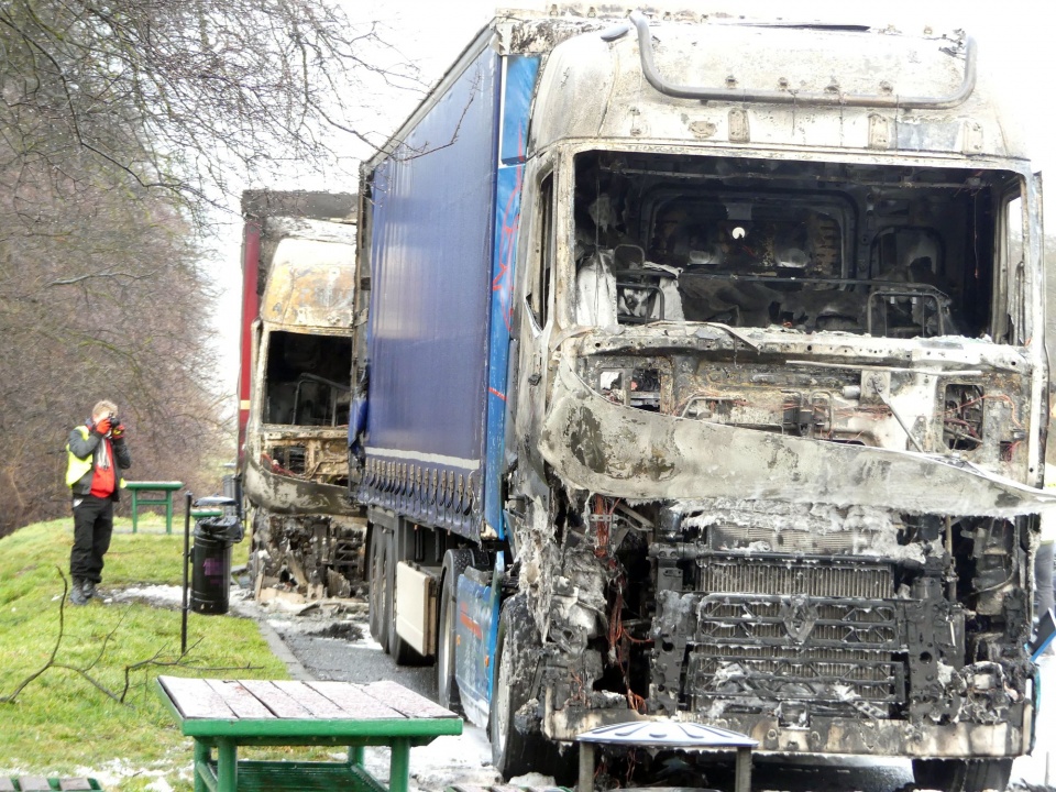 Ktoś podpalił 3 ciężarówki na obwodnicy Lubrzy. Policja szuka świadków [fot. policja]