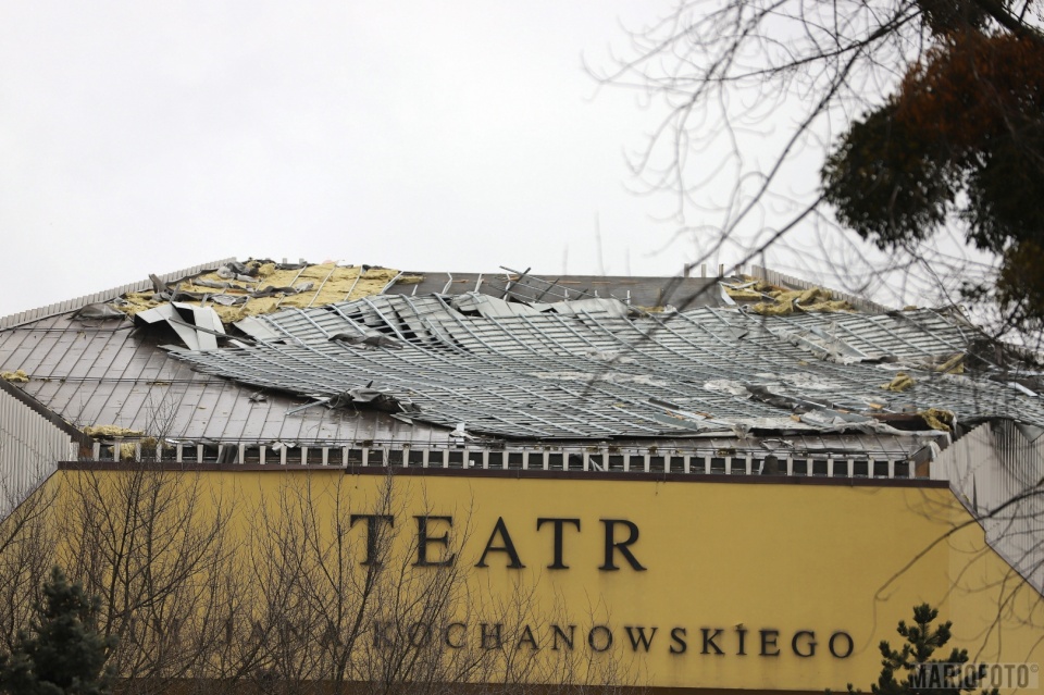 Uszkodzony dach Teatru Kochanowskiego [fot. Mario]