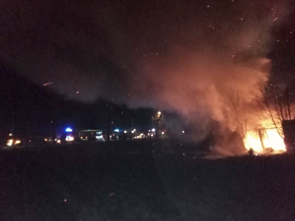 Pożar pustostanu z oponami w Prudniku [fot. Wojtek/Prostozopolskiego]