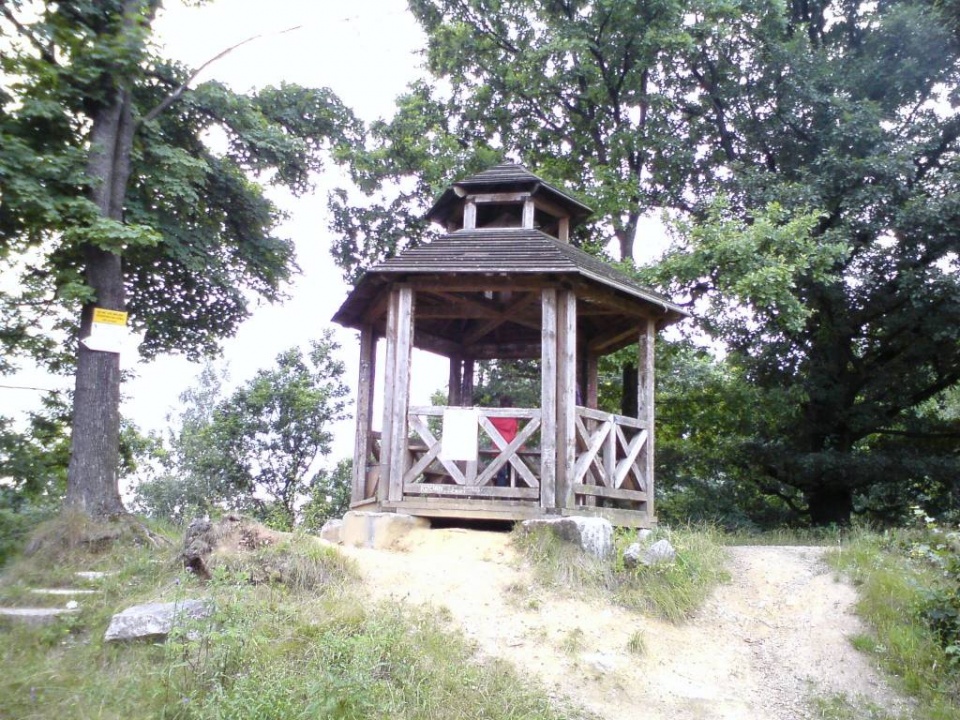 Drewniana altana na Górze Szubienicznej w Głuchołazach. Przez mieszkańców nazywana jest „grzybkiem” [zdj. www.traseo.pl]