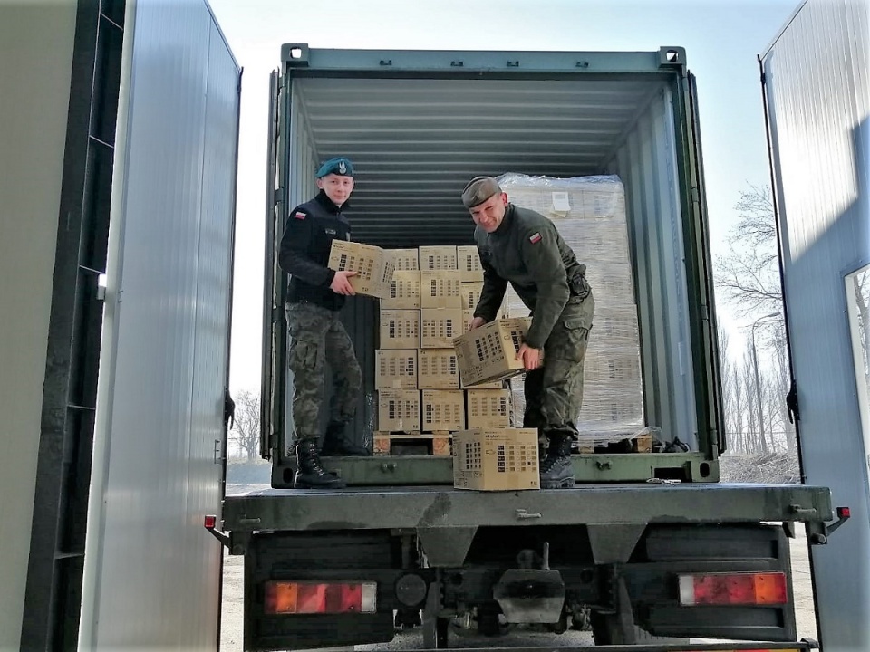 Transport 16 tysięcy paczek z 3 000 000 rękawiczek [fot. 10 Opolska Brygada Logistyczna]