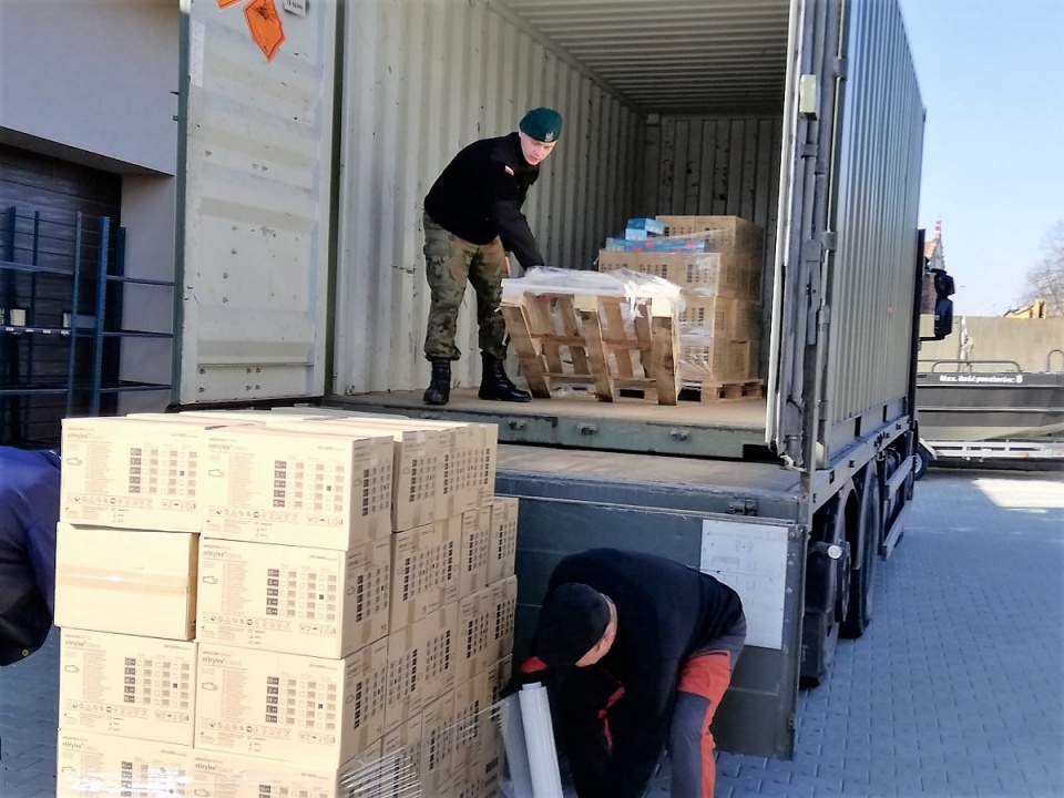 Transport 16 tysięcy paczek z 3 000 000 rękawiczek [fot. 10 Opolska Brygada Logistyczna]