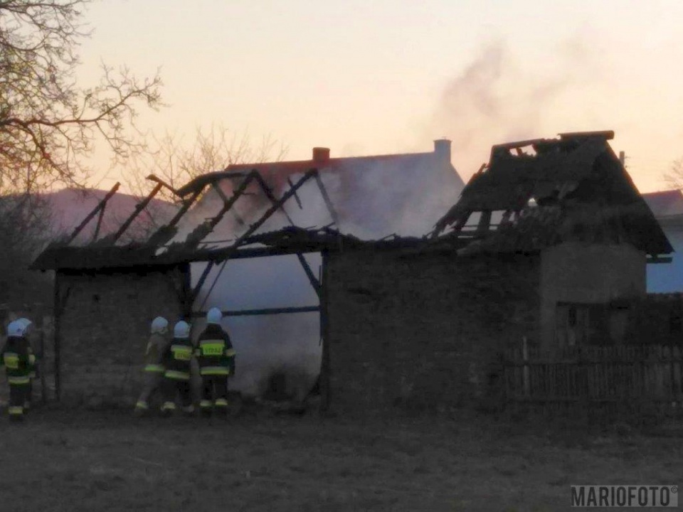 Pożar budynku gospodarczego w Łące Prudnickiej [fot. Wojtek]