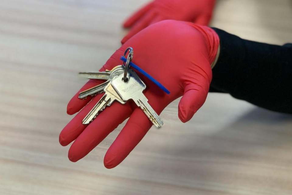 Nowa rodzina zastępcza odebrała klucze do wyremontowanego domu, w którym zamieszka szóstka dzieci [fot. archiwum powiatu]