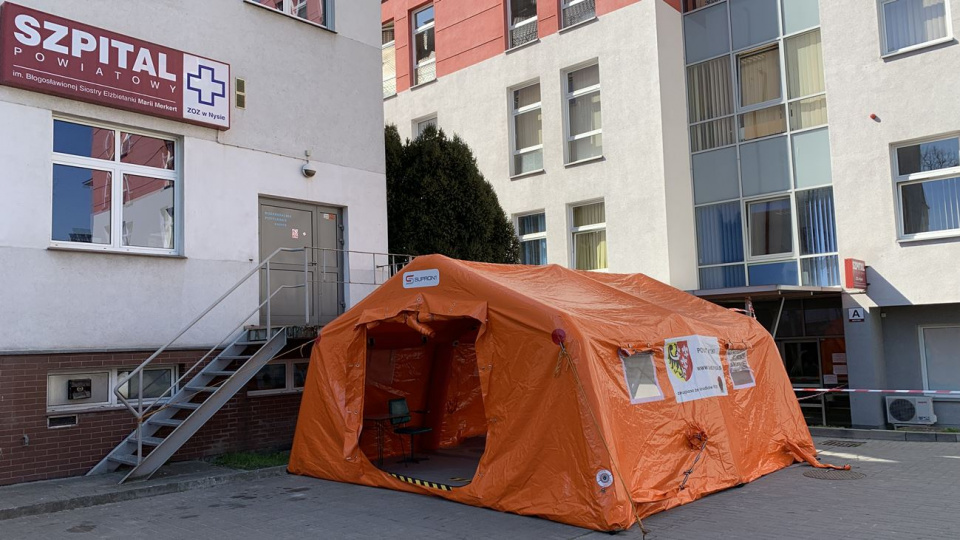 Namiot-śluza przed szpitalem w Nysie [fot. Daniel Klimczak]