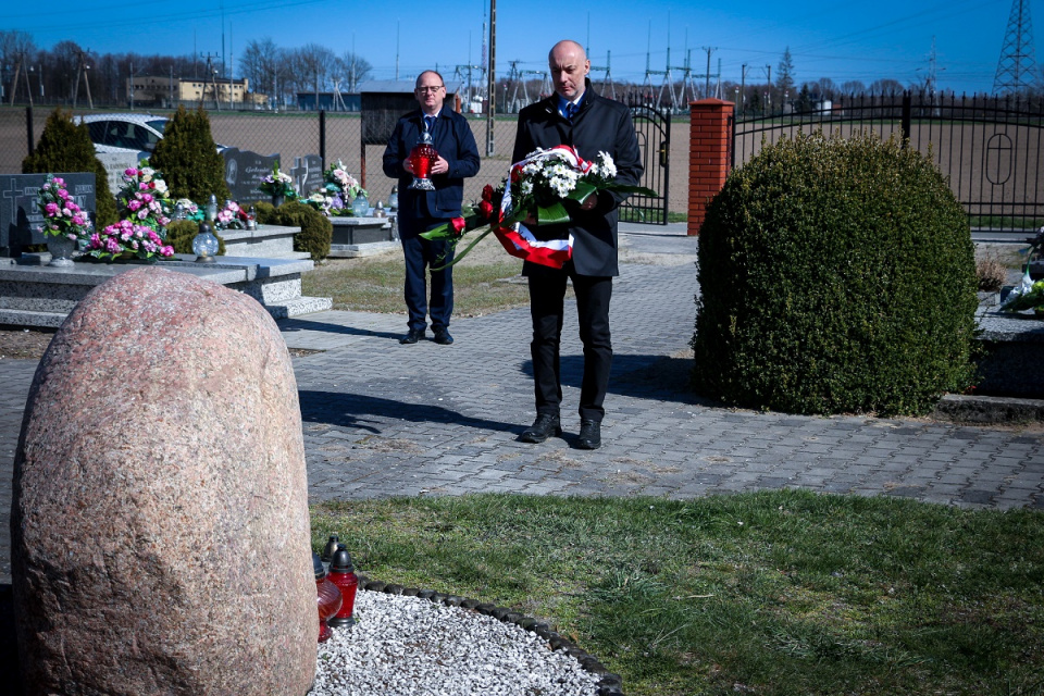 Wojewoda opolski w Kostowie uczcił pamięć ofiar katastrofy smoleńskiej [fot. OUW]