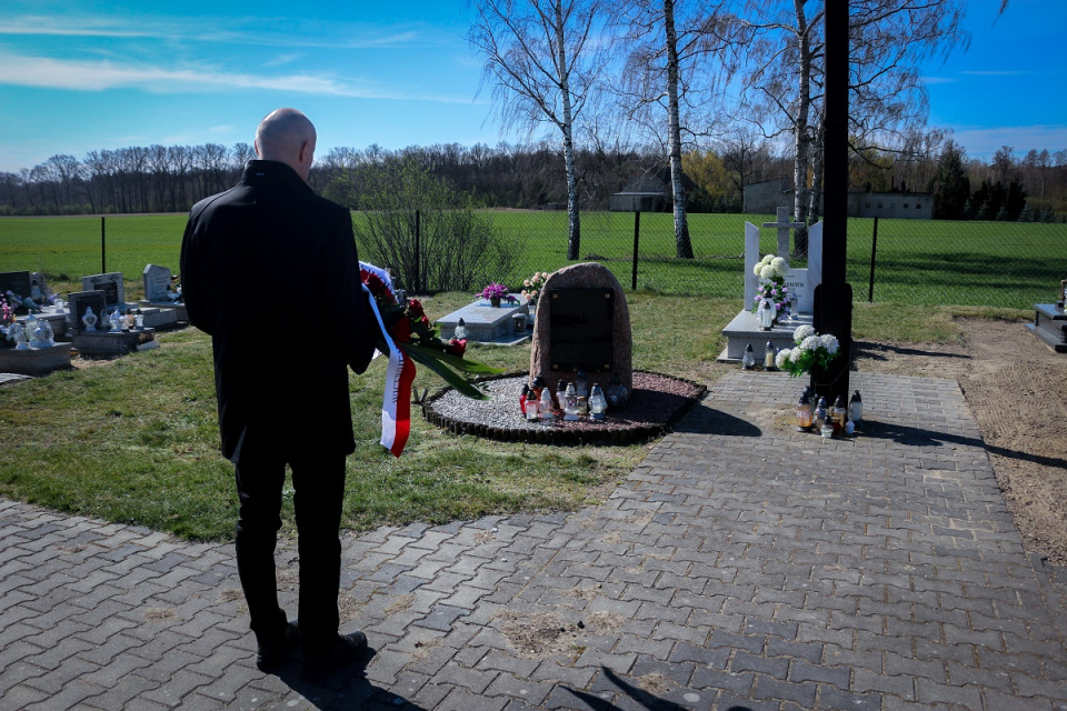 Wojewoda opolski w Kostowie uczcił pamięć ofiar katastrofy smoleńskiej [fot. OUW]